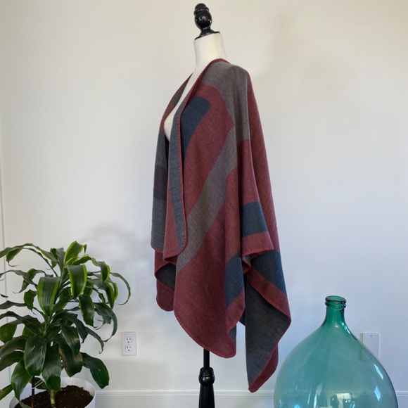 **SOLD** BNWOT Dakota shawl blanket wrap - OS - Picture 4 of 12